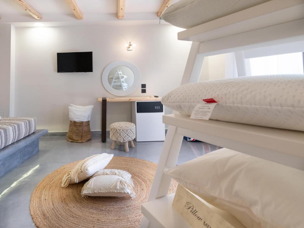 Moderns numurs ar gultu un mūsdienīgu interjeru Eva Mare Hotel & Suites