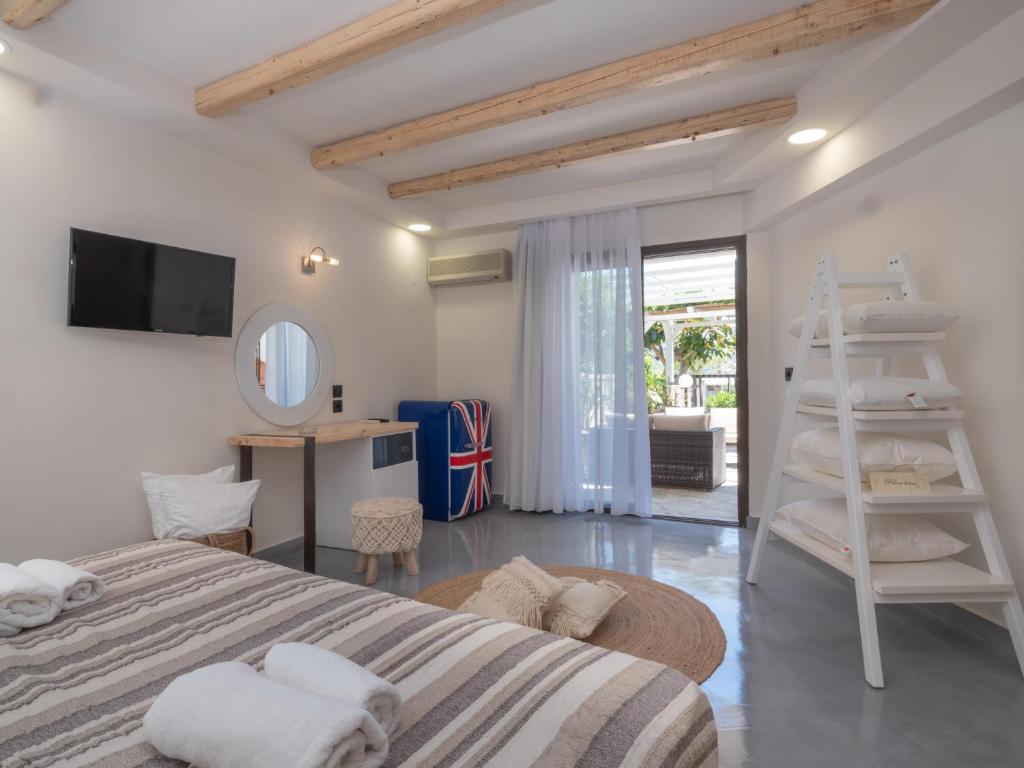 Mūsdienīgs numurs Eva Mare Hotel & Suites ar gultu un piekļuvi terasei.