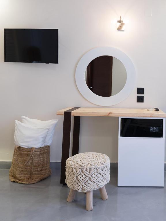 Mūsdienīgs numurs ar TV, spoguli un stilīgu galdu Eva Mare Hotel & Suites