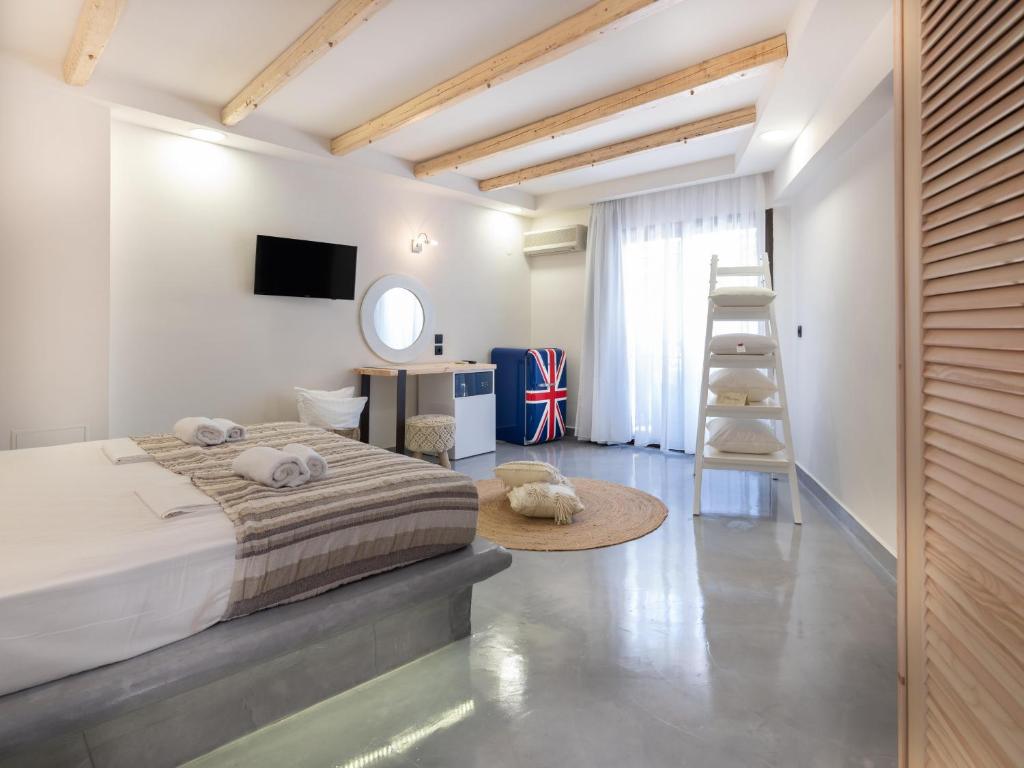Mūsdienīgs numurs Eva Mare Hotel & Suites ar koka griestiem un gaisīgu interjeru.
