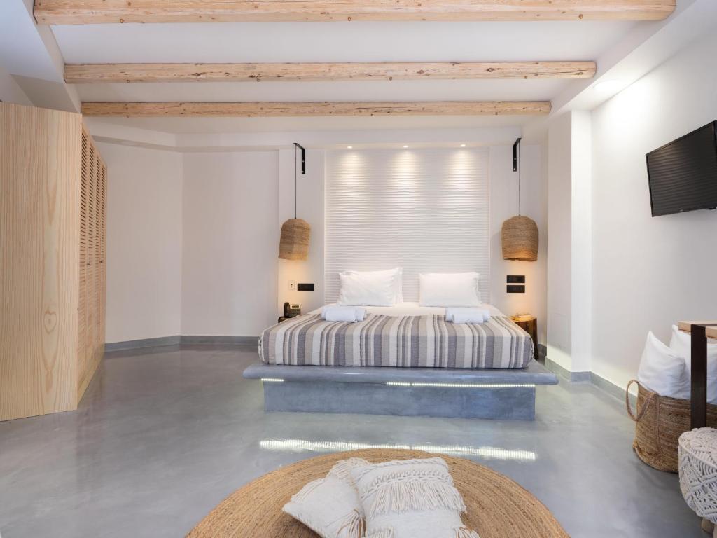 Mūsdienīgs numurs ar gultu un dabīgiem elementiem, Eva Mare Hotel & Suites