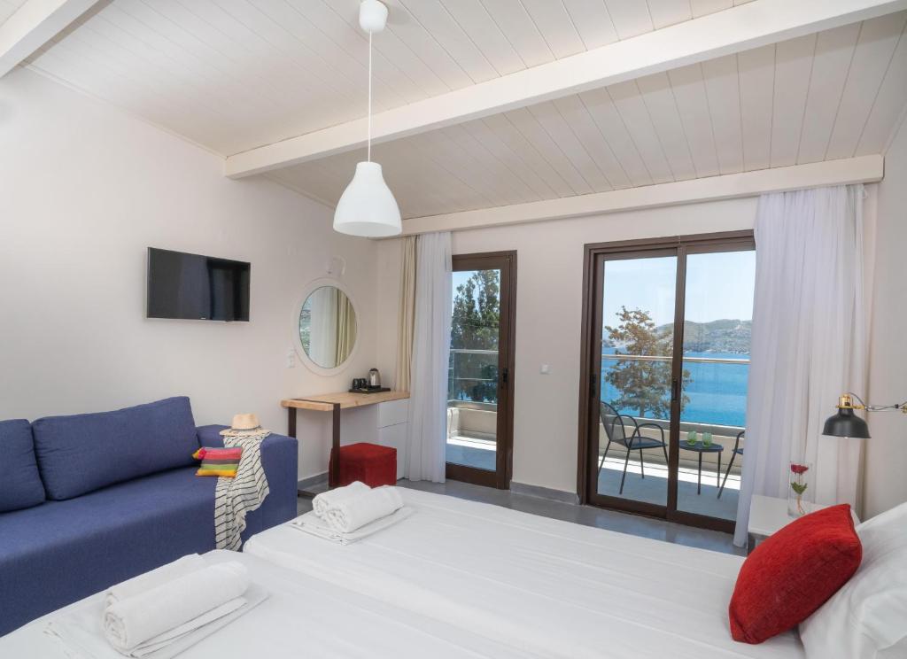Moderns numurs Eva Mare Hotel & Suites ar skatu uz piekrasti