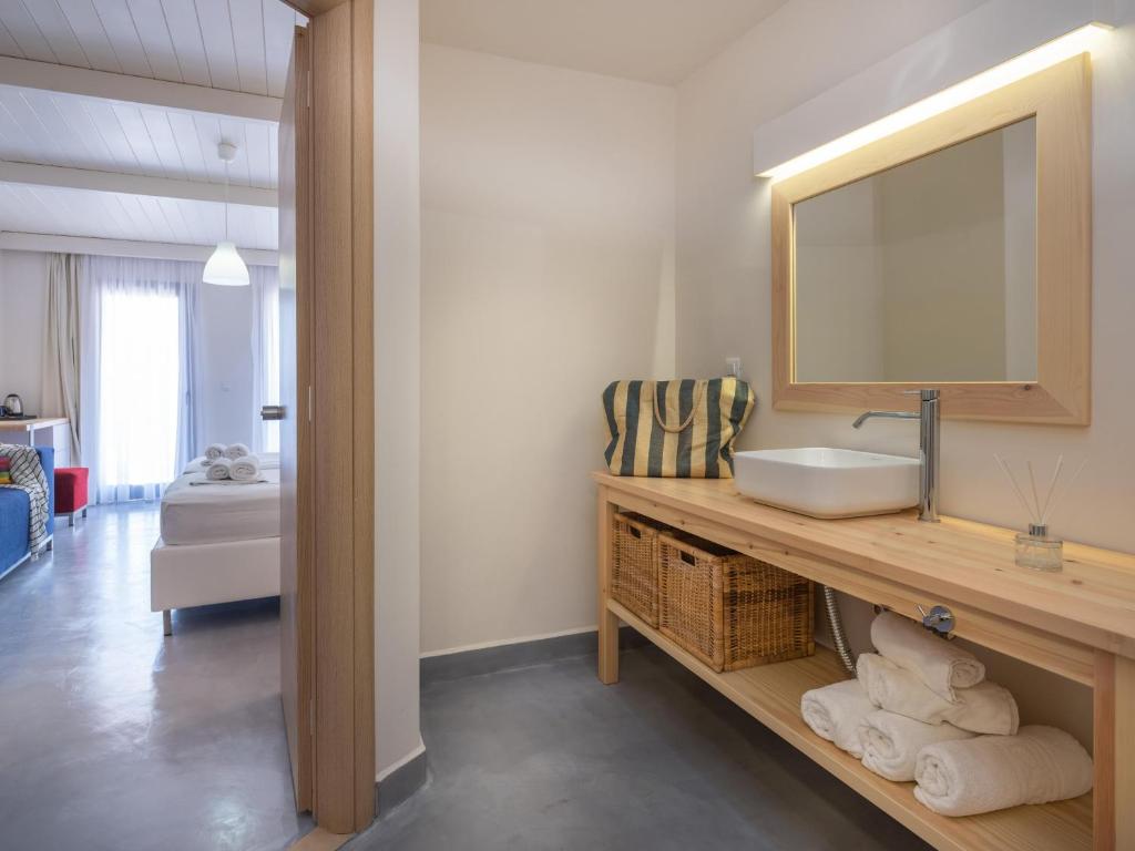 Mūsdienīgs vannasistabas skats ar koka mēbelēm Eva Mare Hotel & Suites