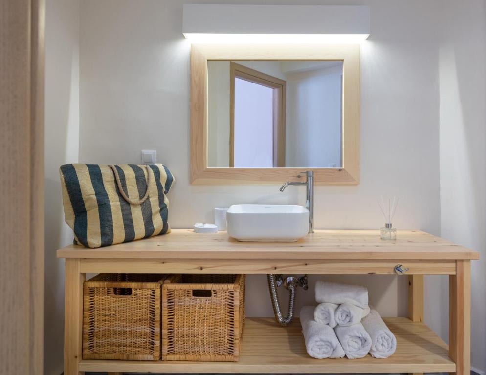 Moderns un elegants vannas istabas galds Eva Mare Hotel & Suites