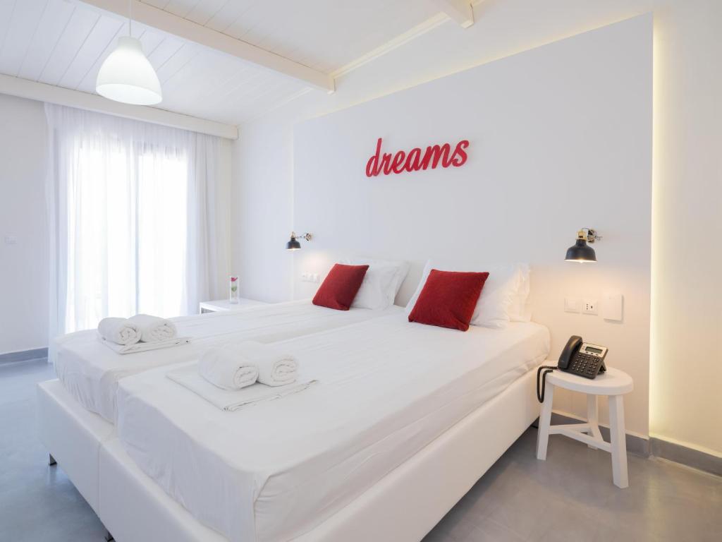 Mūsdienīgs numurs ar divām gultām un sarkaniem spilveniem Eva Mare Hotel & Suites