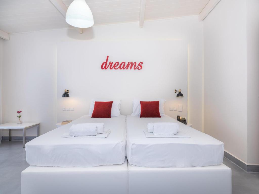 Numurs ar divguļamo gultu un interjera detaļām Eva Mare Hotel & Suites