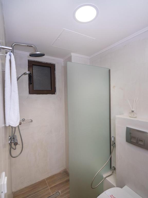 Mūsdienīga vannas istaba ar dušu Eva Mare Hotel & Suites