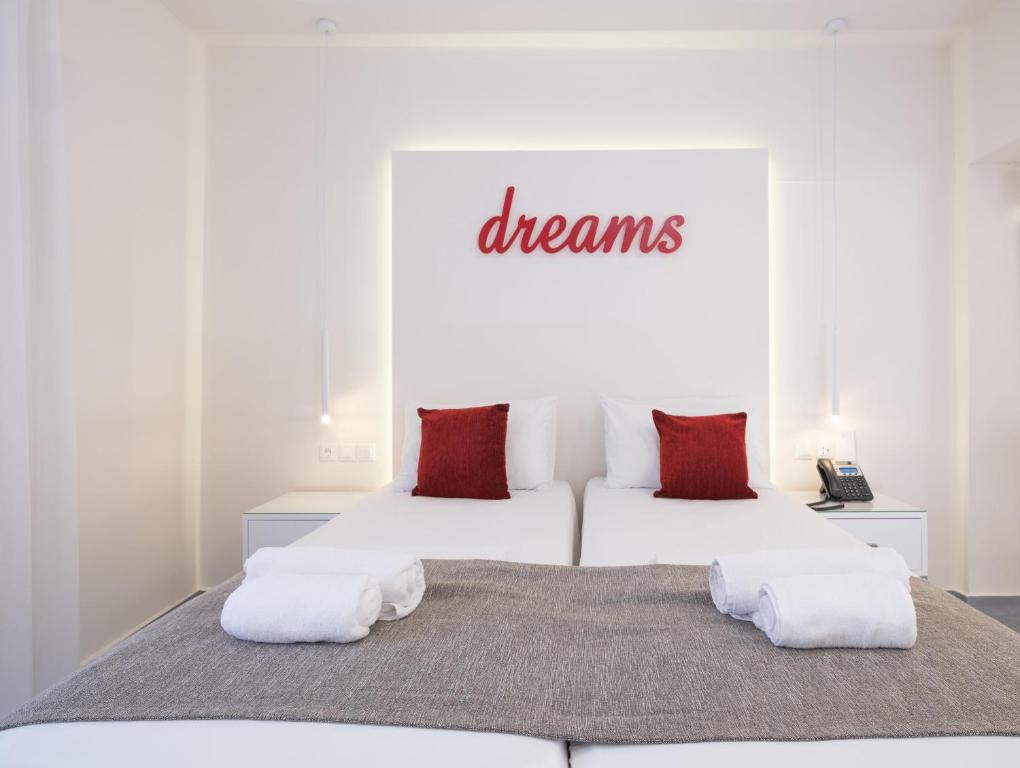 Mūsdienīgs numurs ar divām gultām un dekoru Eva Mare Hotel & Suites