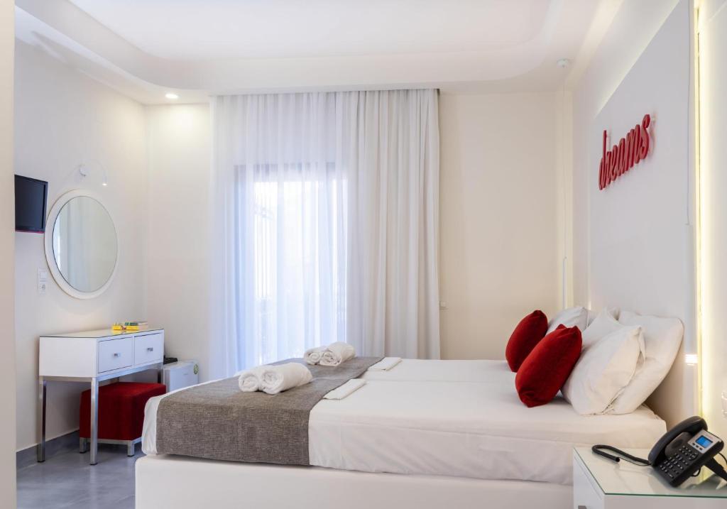 Mūsdienīgs numurs ar divguļamo gultu un sarkaniem spilveniem Eva Mare Hotel & Suites