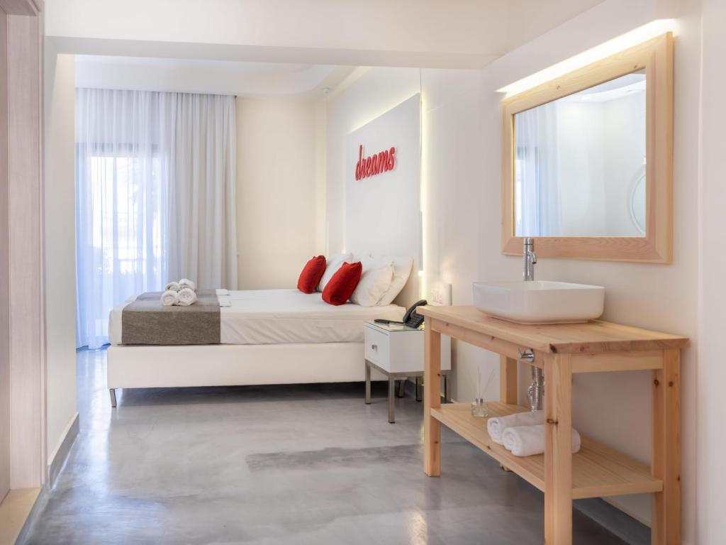 Mūsdienīgs numurs Eva Mare Hotel & Suites ar gultu un elegantu interjeru.