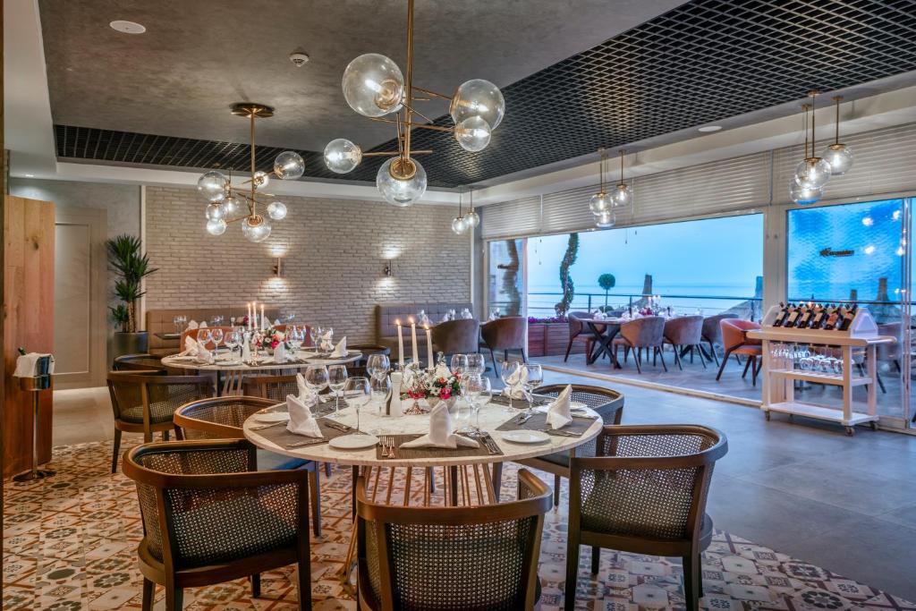 Eleganti iekārtota restorāna telpa pie Corendon Playa Kemer, ar skatu uz piekrasti.