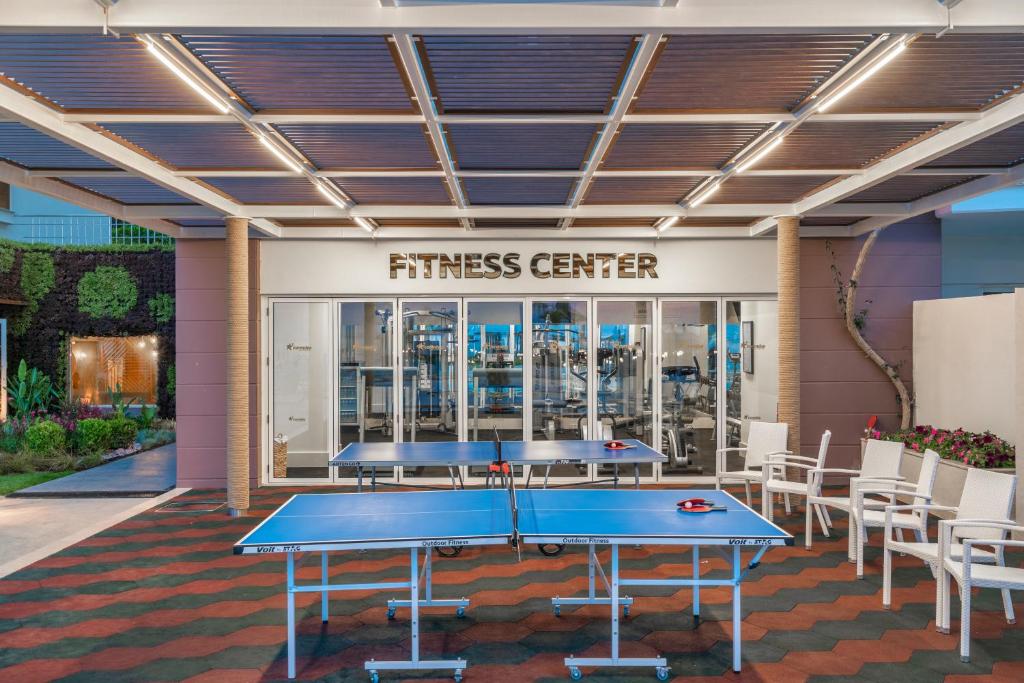 Fitness centrs ar galda tenisa galdiem pie Corendon Playa Kemer
