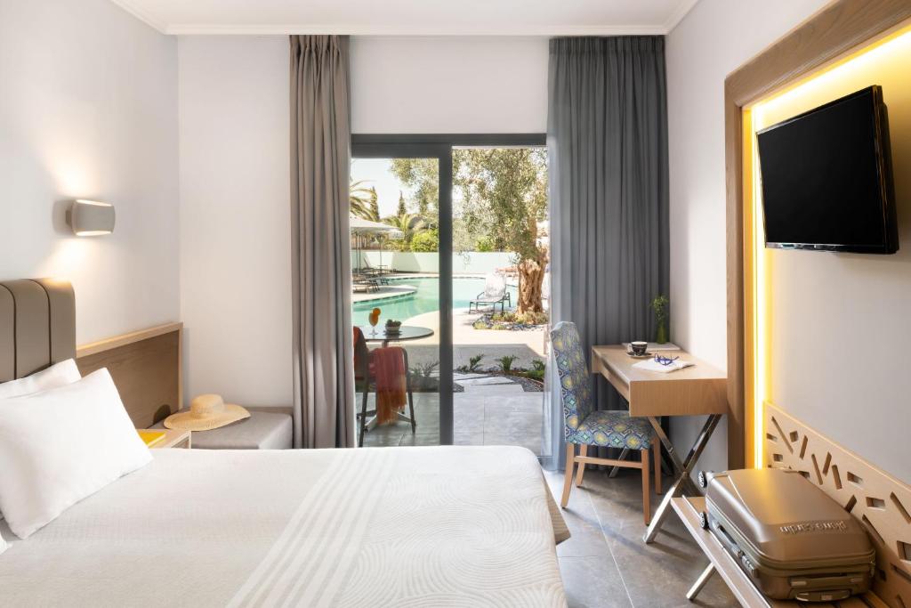 Mūsdienīga viesnīcas istaba ar skatu uz baseinu, gaišs interjers un ērta mēbeles, iekļaujot rakstāmgaldu un televizoru. Ideāla vieta relaksācijai un atpūtai.