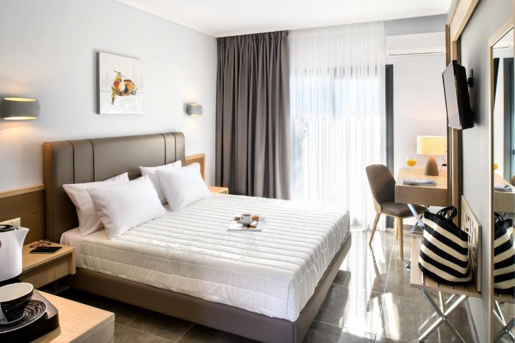 Mūsdienīgs viesnīcas numurs ar ērtu gultu, elegantām mēbelēm un logiem, kas ļauj ienākt dabiskajai gaismai. Numurā ir arī rakstāmgalds un televizors, radot patīkamu un relaksējošu atmosfēru.