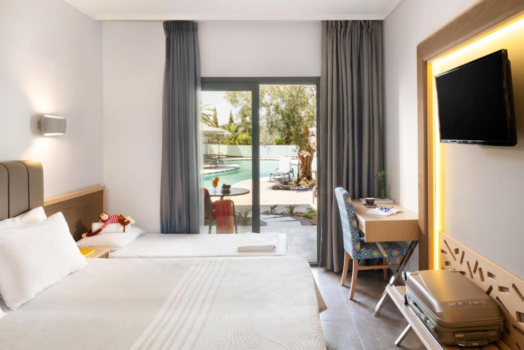 Mūsdienīga viesnīcas numura interjers ar skatu uz baseinu. Numurā ir divas gultas, darba galds un televizors, kā arī liela loga zona ar piekļuvi ārējai terasei.