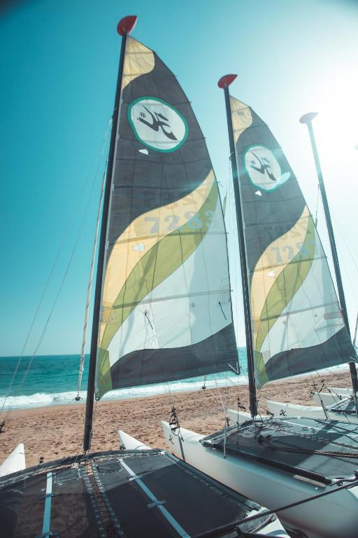 Vēja buras piekrastē pie Paloma Orenda viesnīcas.