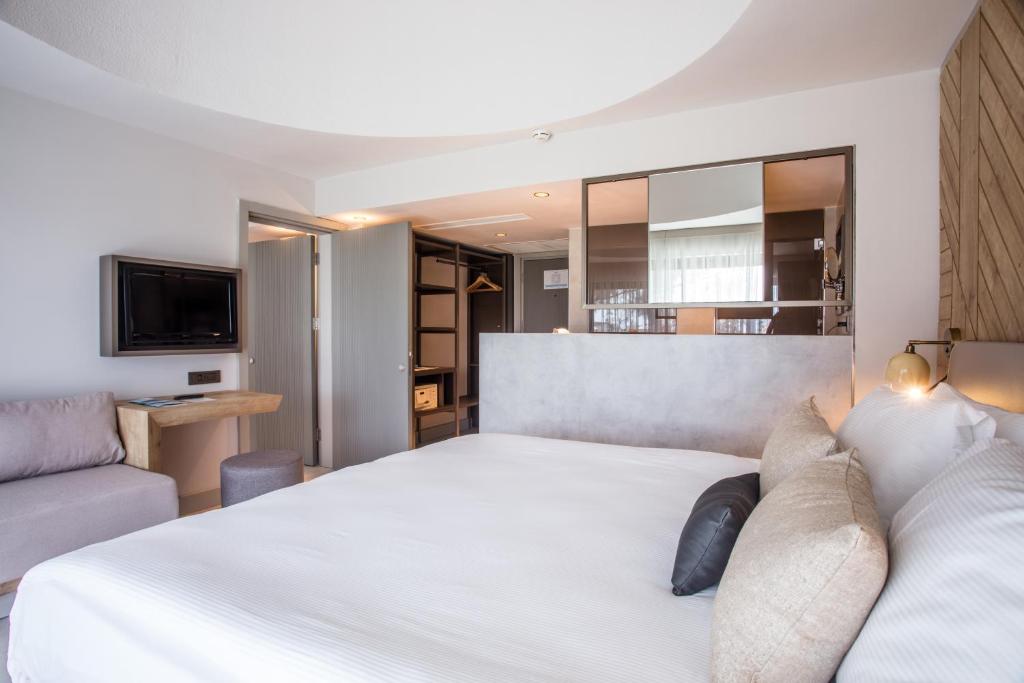 Mūsdienīgs numurs viesnīcā Paloma Orenda ar ērtu gultu un TV