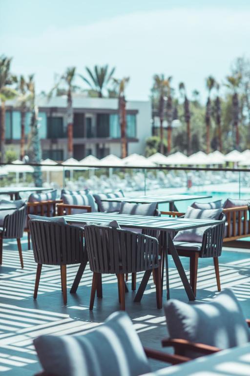 Mūsdienīgs terases galds un krēsli pie Paloma Orenda viesnīcas.