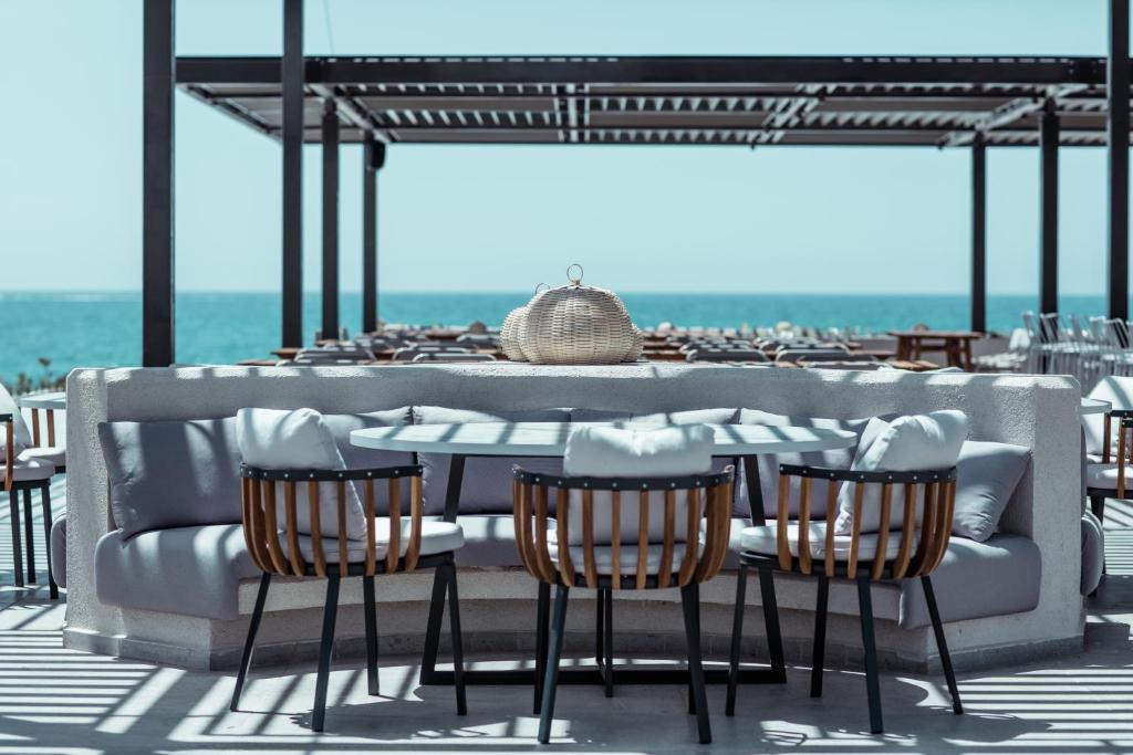 Viesnīcas Paloma Orenda terase ar skatu uz jūru un modernu mēbelējumu.