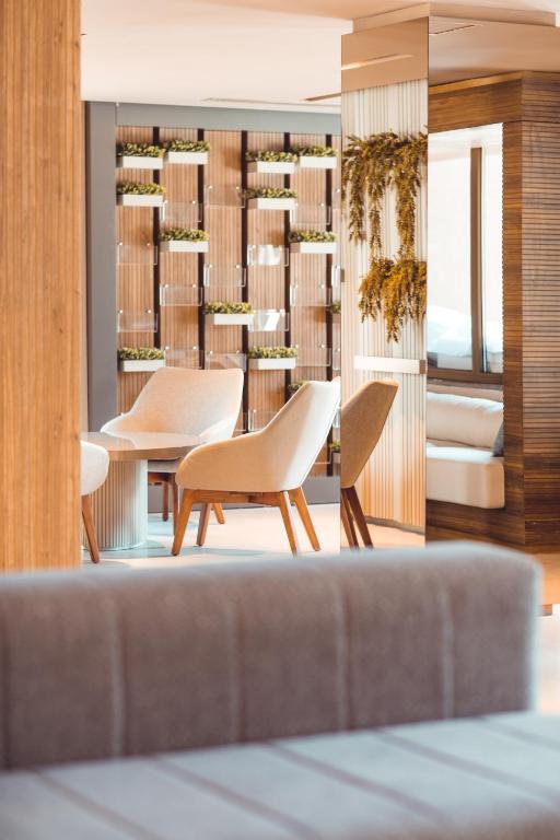 Mūsdienīgs interjers ar ērtām krēslām viesnīcā Paloma Orenda