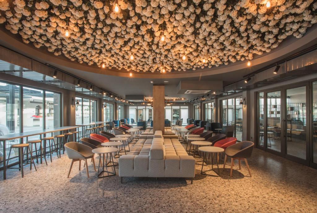 Moderna telpa ar ziedu griestiem viesnīcā Paloma Orenda