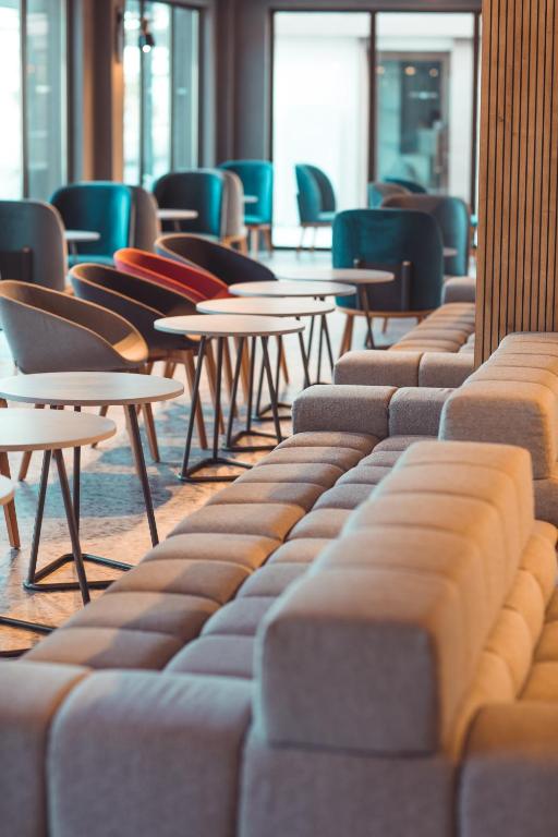 Mūsdienīgs atpūtas zonas interjers Paloma Orenda ar komfortablām mēbelēm.