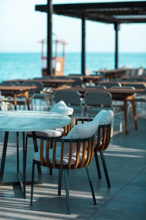 Restorāna terase piekrastē ar skatu uz jūru, Paloma Orenda.