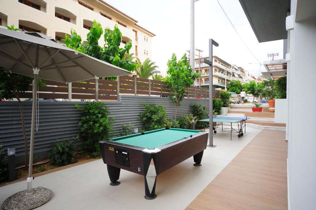 Biliarda galds un galda tenisa galds pie Atrium Ambiance Hotel