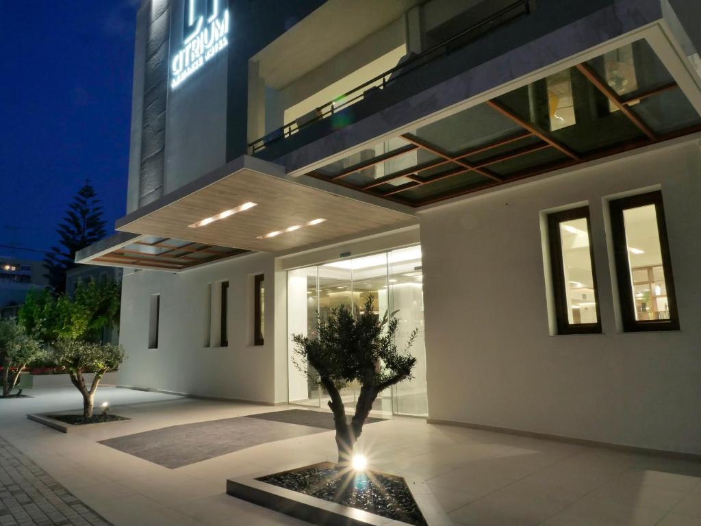 Citrus Hotel moderns ieejas dizains naktī, piekrastē