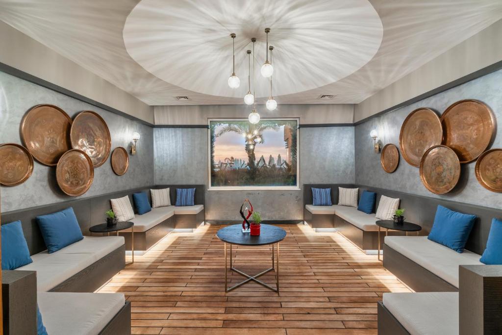 Relaksējoša atpūtas zona Corendon Playa Kemer ar zilu dekori.