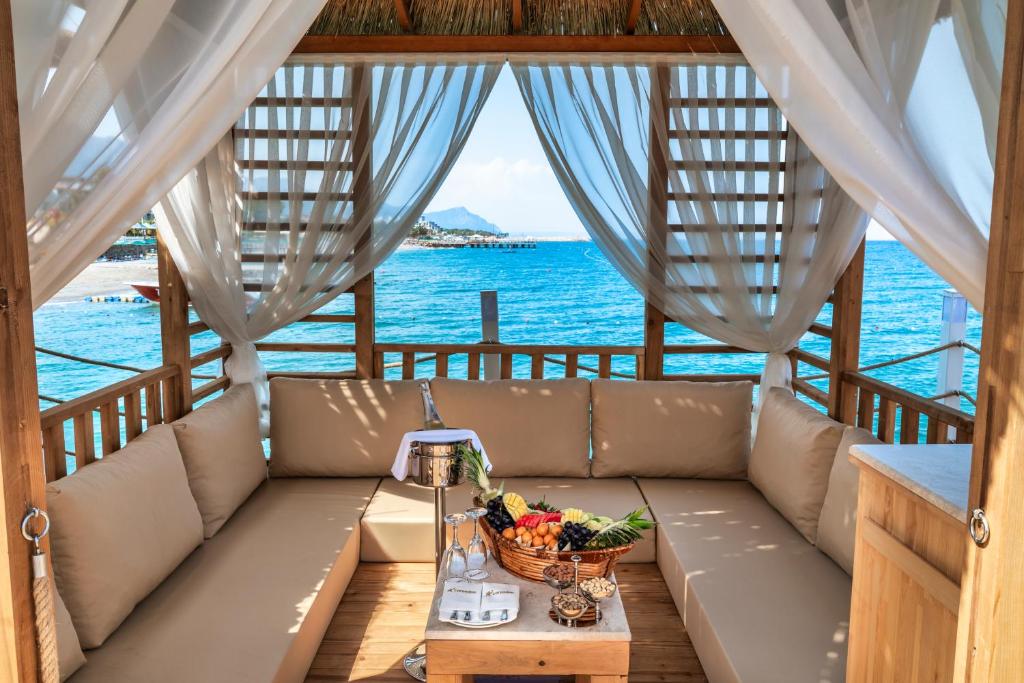 Relaksējoša zona pie jūras Corendon Playa Kemer ar augļu grozu.