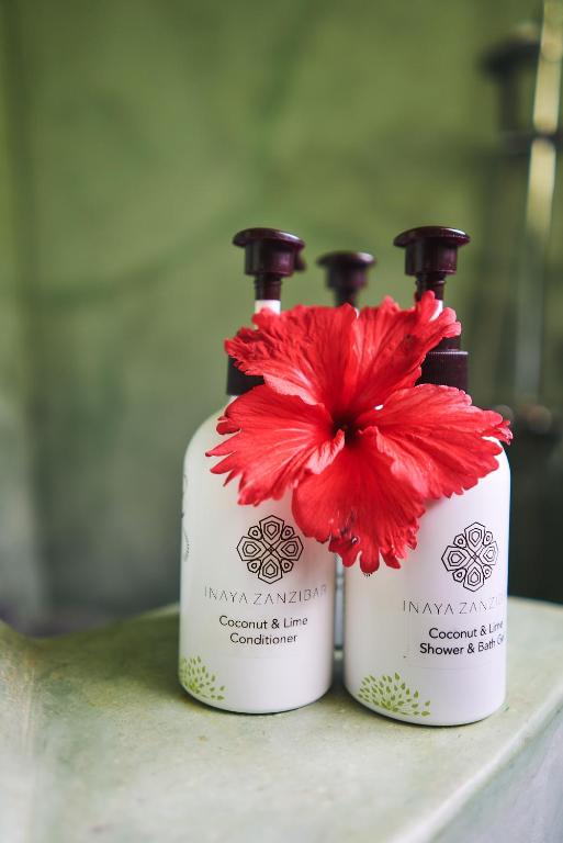 Spice Island Hotel & Resort vannas istabas piederumi ar hibiska ziedu