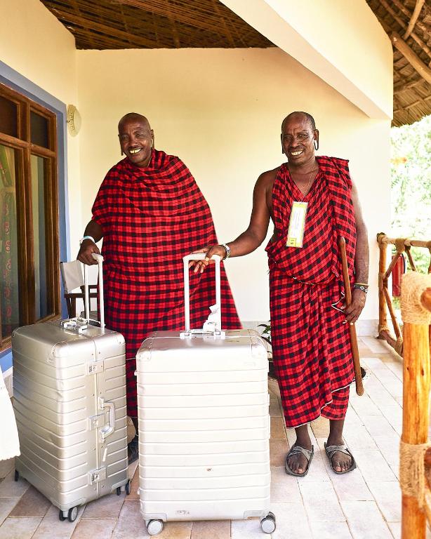 Divi vīrieši tradicionālās drēbēs Spice Island Hotel & Resort terasē.