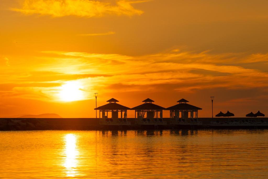 Saulriets pie La Blanche Resort & Spa ar paviljoniem piekrastē