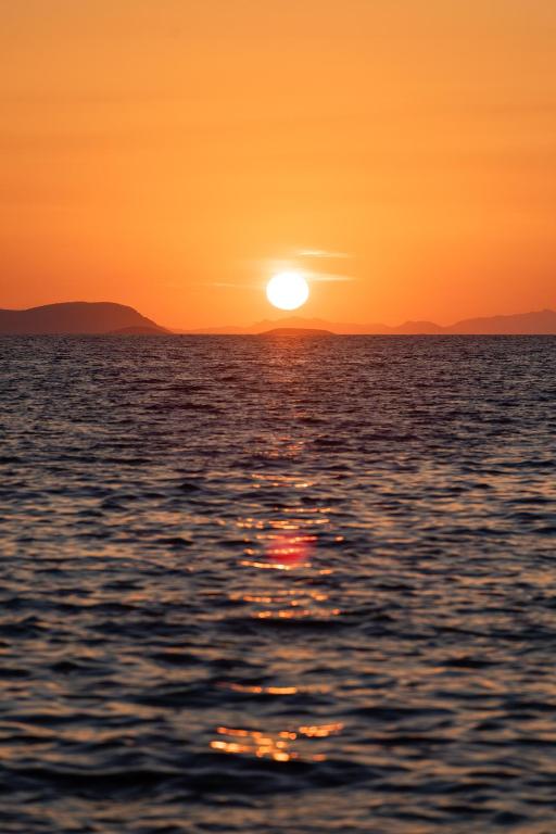 Saulriets pie La Blanche Resort & Spa, skaists skats pār jūru.