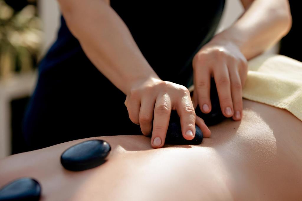 Akmens masāža pie La Blanche Resort & Spa, relaksējoša pieredze.