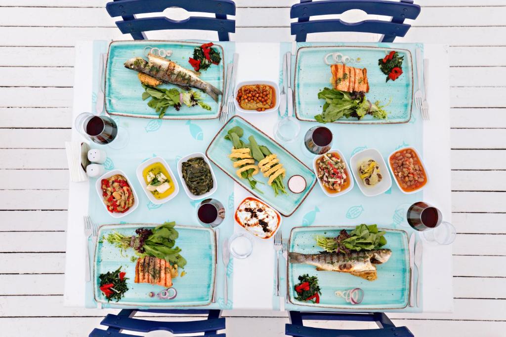 Gards ēdiens pie La Blanche Resort & Spa ar zivi un dārzeņiem.