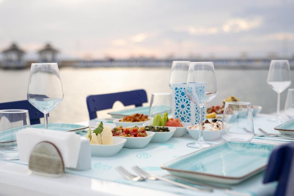 Gastronomiska pieredze pie La Blanche Resort & Spa ar skatu uz jūru.