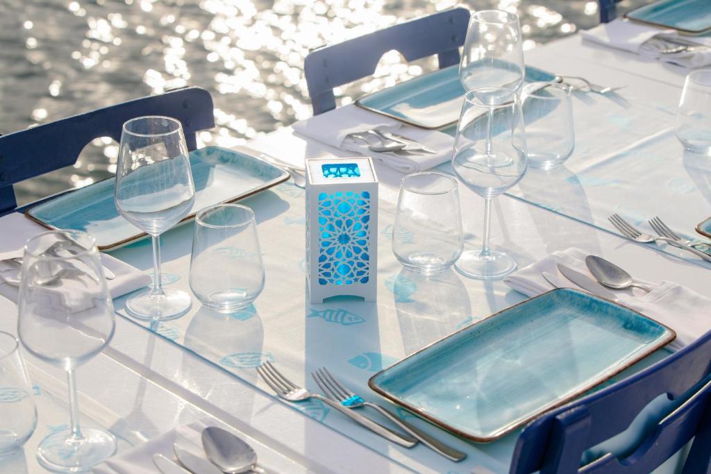 Elegants galda iestatījums pie jūras La Blanche Resort & Spa.