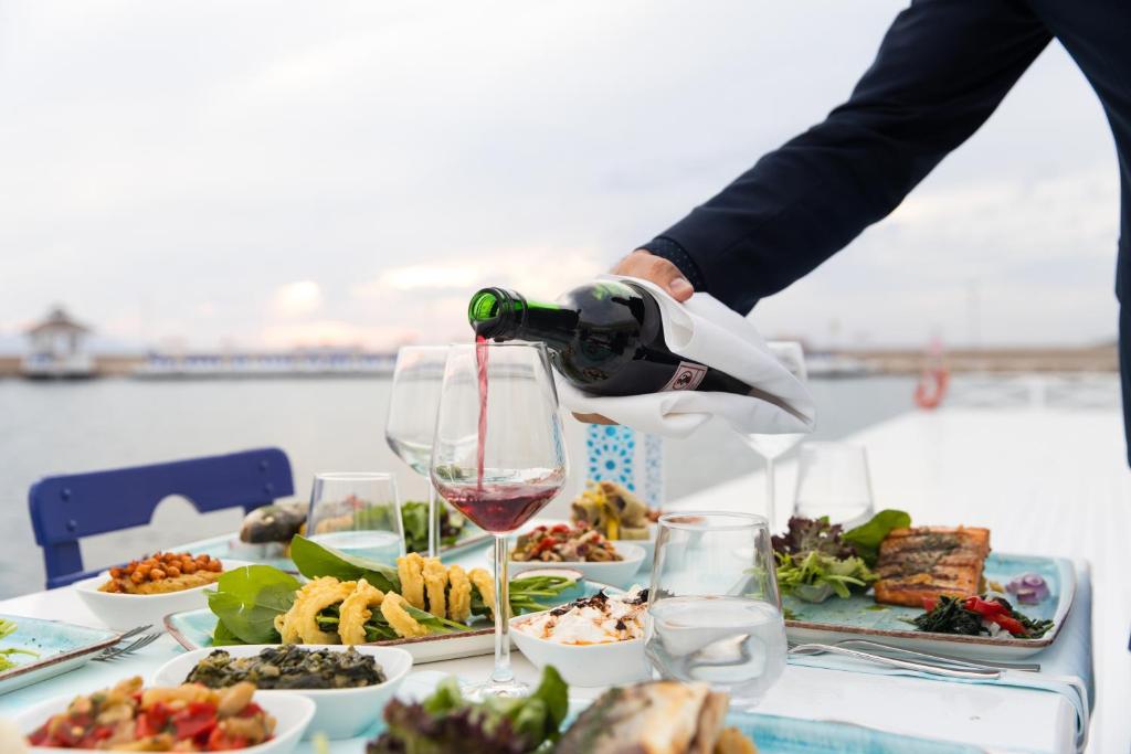 Sarkanais vīns tiek pasniegts pie La Blanche Resort & Spa, piekrastes restorānā.