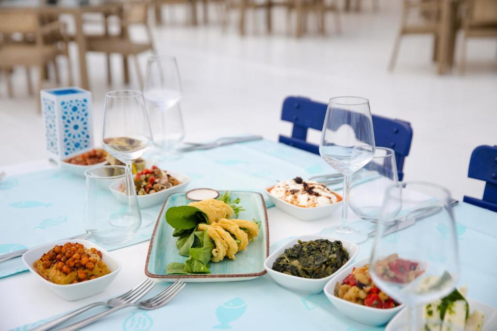 Gards ēdiens pie La Blanche Resort & Spa, iekļaujot dažādas uzkodas un dzērienus.