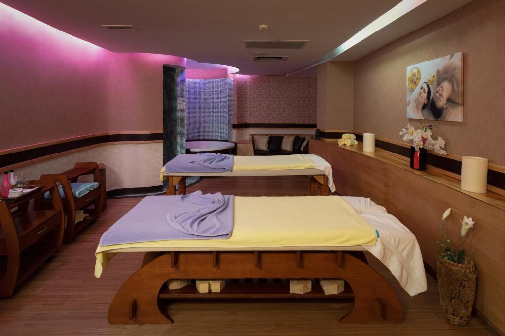 Relaksējoša masāžas telpa La Blanche Resort & Spa ar koka masāžas galdiem.