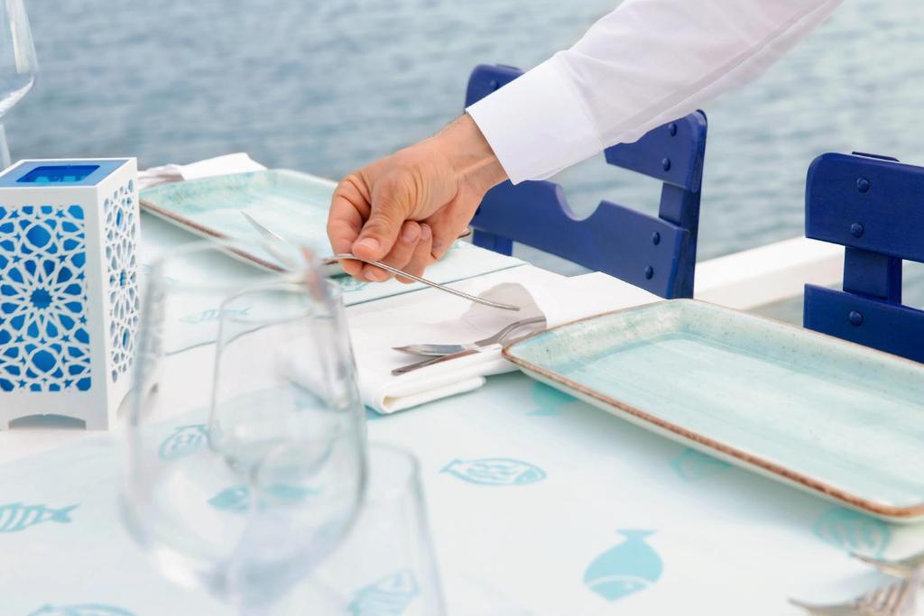 Garšīgs ēdiens uz galda La Blanche Resort & Spa restorānā piekrastē