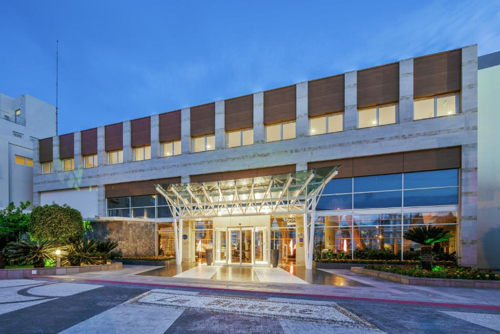 La Blanche Resort & Spa moderns ieejas punkts ar stikla konstrukciju.