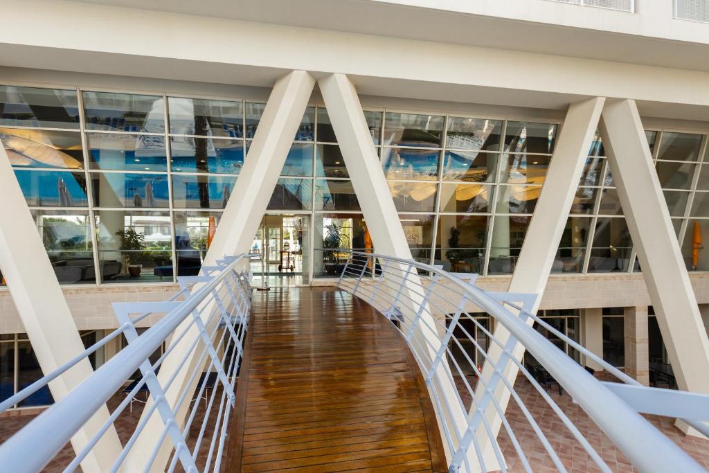 La Blanche Resort & Spa modernā ieeja ar koka tiltu un plašām logiem