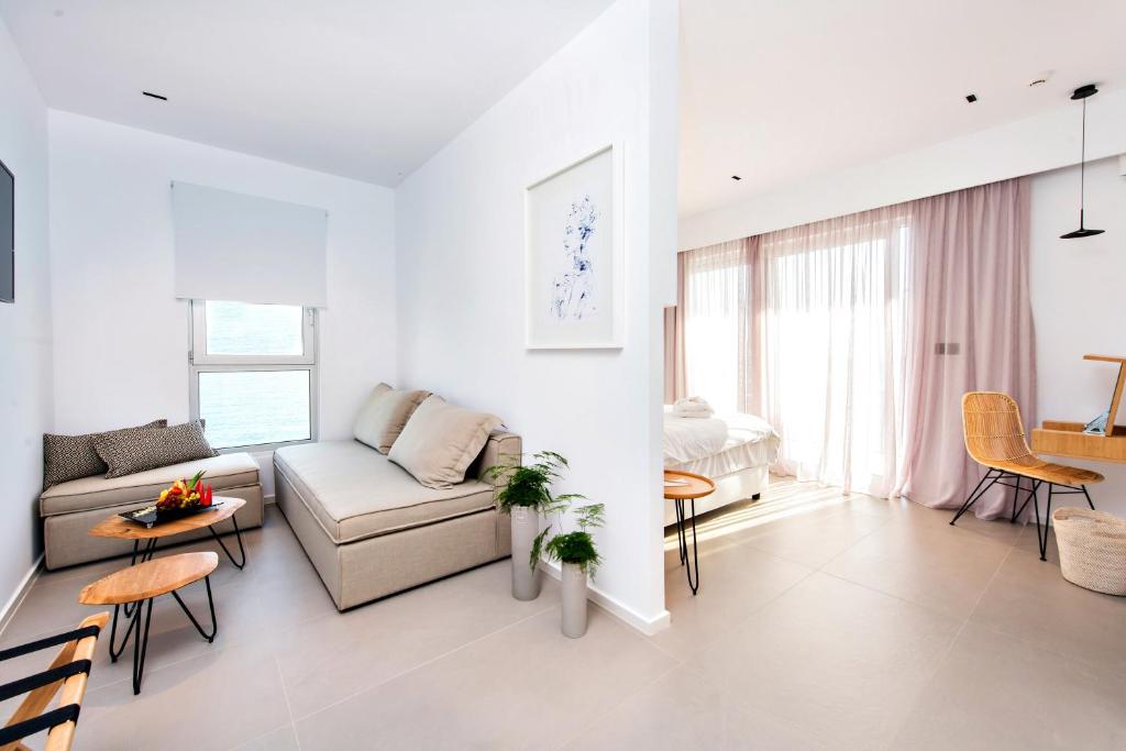 Mūsdienīgs numurs Enorme Ammos Beach Resort ar gaisa kondicionēšanu un elegantiem akcentiem.