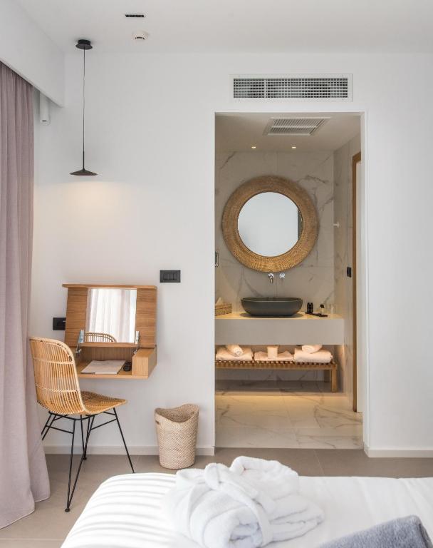 Moderns numurs ar vannas istabu un dekoratīvu spoguli Enorme Ammos Beach Resort