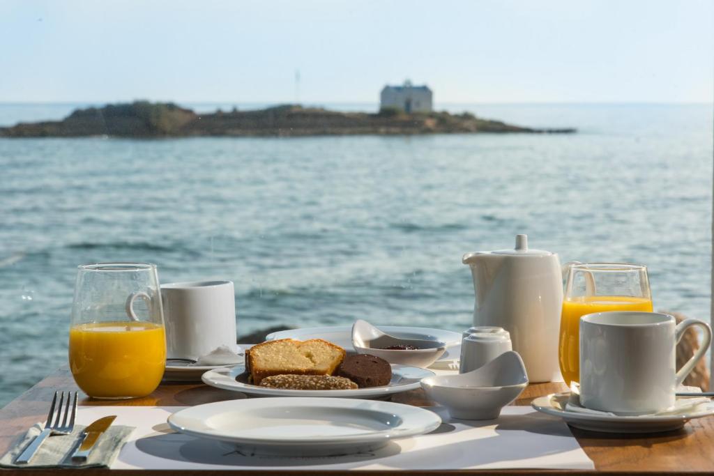 Broka pie Enorme Ammos Beach Resort ar skatu uz jūru