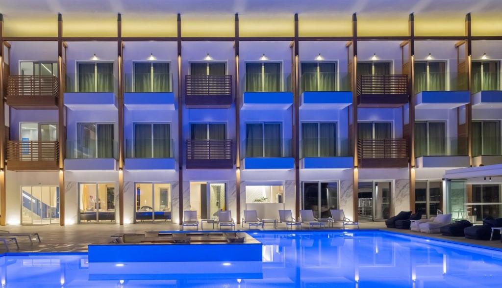 Modernas numuri pie Enorme Ammos Beach Resort pie baseina