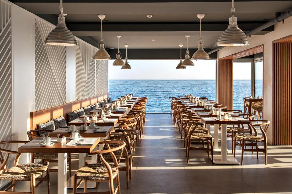 Enorme Ammos Beach Resort restorāns ar skatu uz jūru